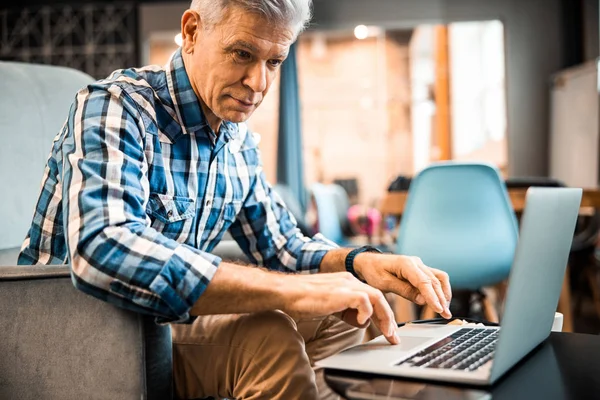 Happy adult male typing on laptop while sitting in cafe — Stock Photo, Image