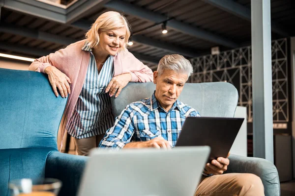 Glad vuxen par tittar på bärbar skärm i café — Stockfoto