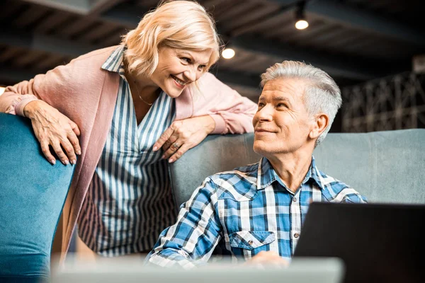 Glad vuxen man och hustru ser varandra i caféet — Stockfoto