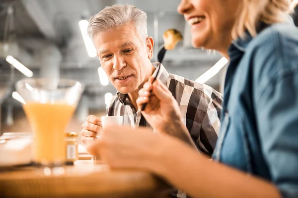 Leende mogna par njuter av lunch tillsammans — Stockfoto