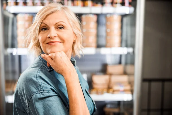 Souriant belle dame posant à la caméra dans le supermarché — Photo