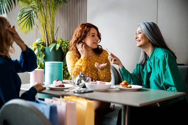 Mujeres amigas charlando y riendo en la cafetería —  Fotos de Stock