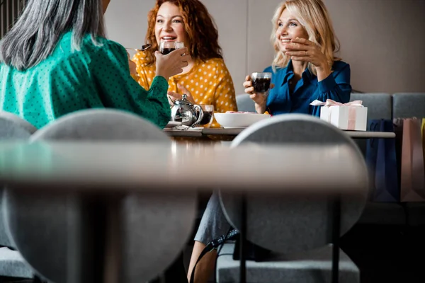 Cheerful women drinking tea and chatting in cafe — 스톡 사진