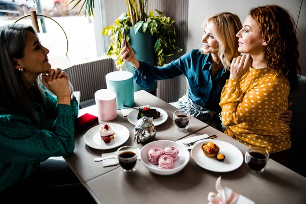 Красиві радісні дами роблять селфі в кафе — стокове фото