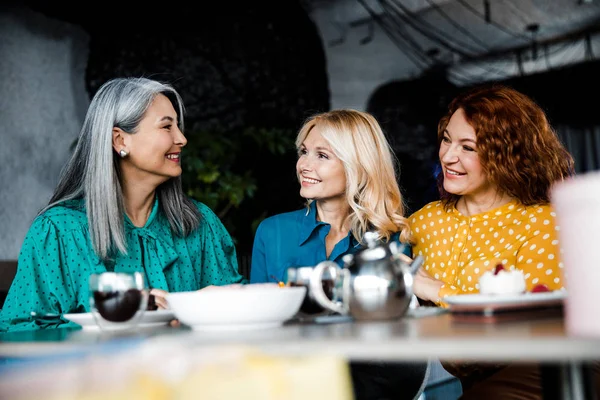 Glada eleganta damer chattar ett skratt i caféet — Stockfoto