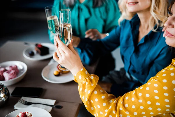 Női barátok pohárköszöntő alkoholos italok kávézóban — Stock Fotó