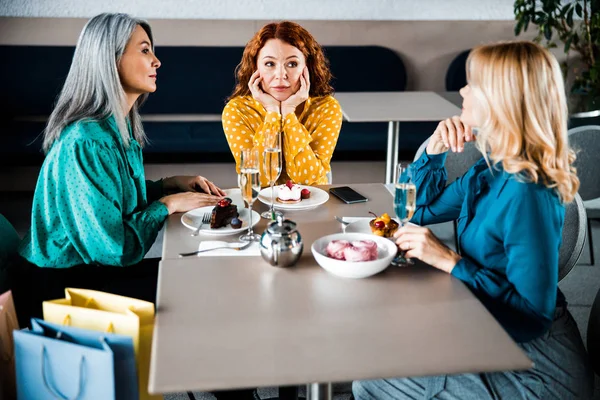 Schöne Damen verbringen Zeit miteinander im Café — Stockfoto