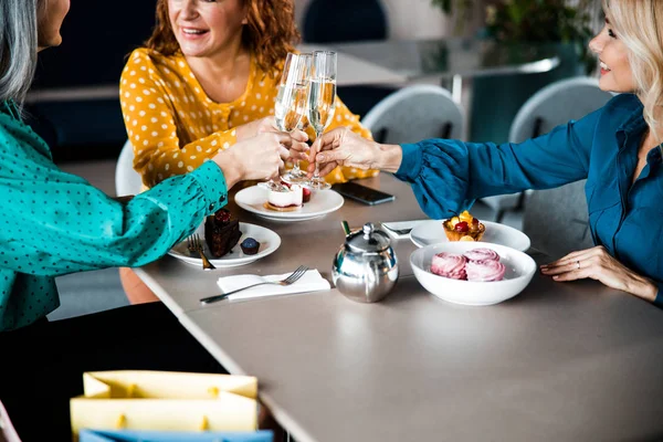 Happy women toasting avec champagne dans le café — Photo