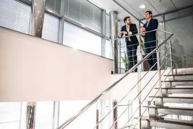 Koridorda dikilen iki Kafkas işadamı