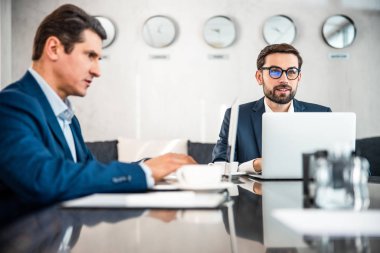 Hayalperest genç bir çalışan uzaklara bakıyor.