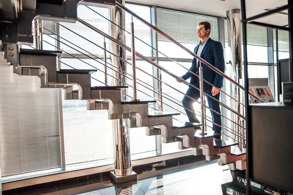 Sorrindo elegante maduro macho ascendendo as escadas — Fotografia de Stock