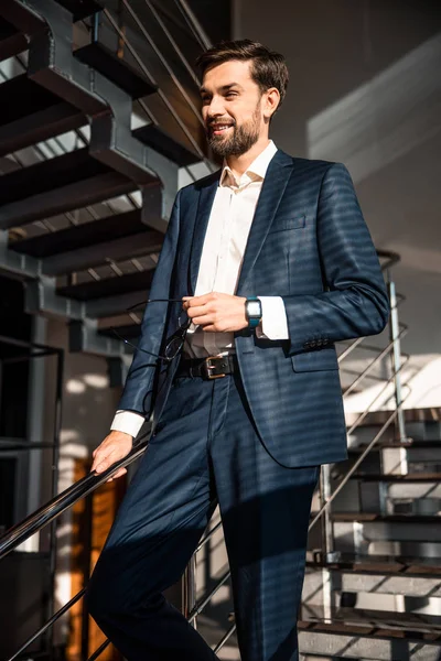 Agradable hombre elegante mirando a la distancia — Foto de Stock