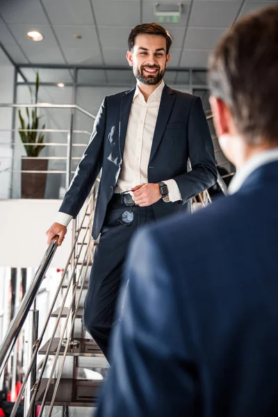 Joven gerente alegre mirando a su compañero de trabajo — Foto de Stock