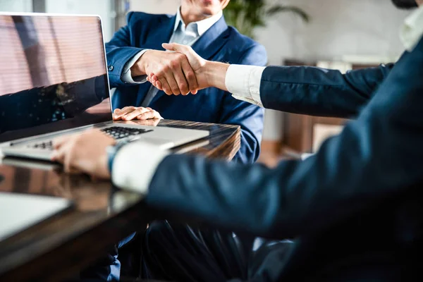 Les gens d'affaires serrent la main à la table — Photo