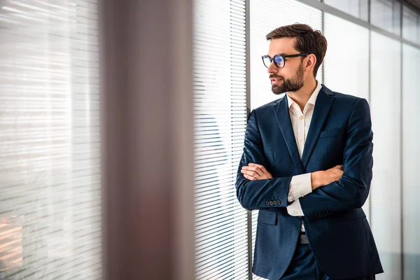 Trabajador de oficina soñador mirando por la ventana — Foto de Stock