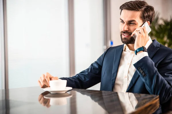 Mosolygó fiatal üzletember gyártás telefon hív — Stock Fotó