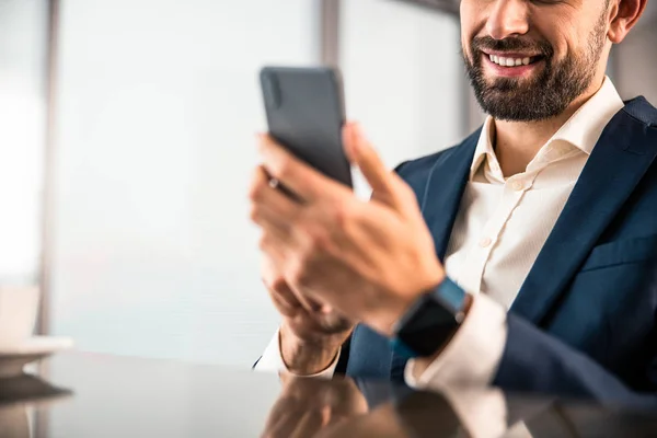 Усміхнений офісний працівник використовує мобільний телефон — стокове фото