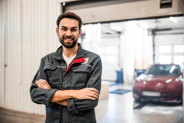 Kameraya poz veren yakışıklı genç adam.