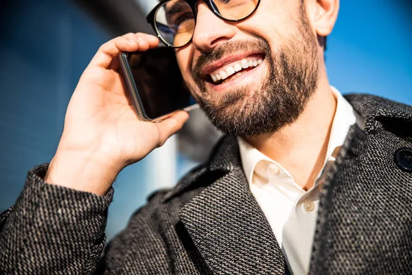 Homme joyeux dans les lunettes à l'aide de son gadget — Photo