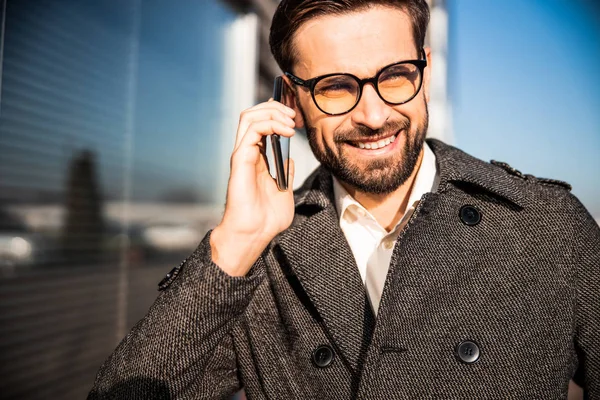 Mutlu genç işadamı telefonla arıyor. — Stok fotoğraf