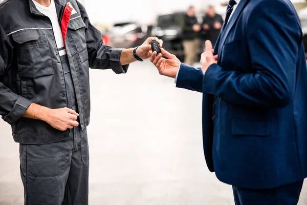 Two men standing at a service station — Stock Photo, Image