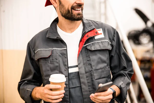 Junger Mann mit Handy und Pappbecher — Stockfoto