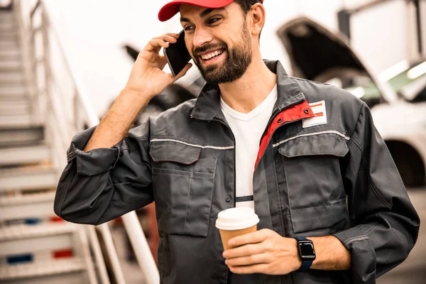Hombre alegre y guapo hablando por teléfono — Foto de Stock