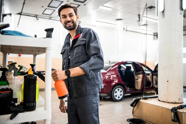 Snygg biltvättare som väljer pumpspruta — Stockfoto