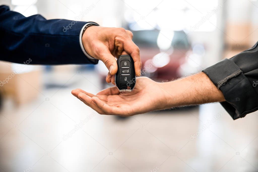 Customer putting an electronic device on a mechanics palm