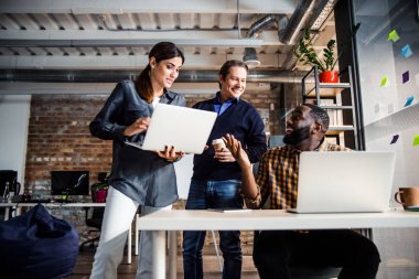 Yeni projelerini tartışan olumlu memnun meslektaşları