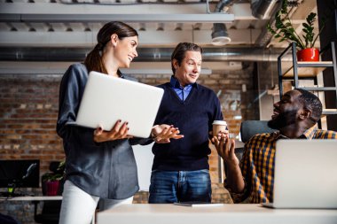 Şirin esmer kadın meslektaşına bakıyor.