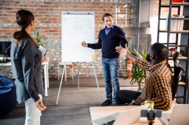 Kurulun yanında duran duygusal ofis çalışanı.