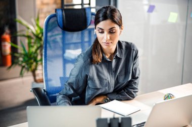 Özenli ofis çalışanı bilgisayar ekranına bakıyor