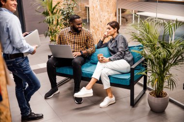 Nazik esmer kadın meslektaşına bakıyor.