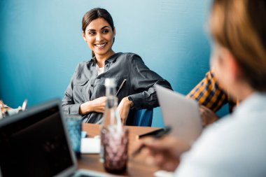 Memnuniyet verici ofis çalışanları toplantıya hazırlanıyor.