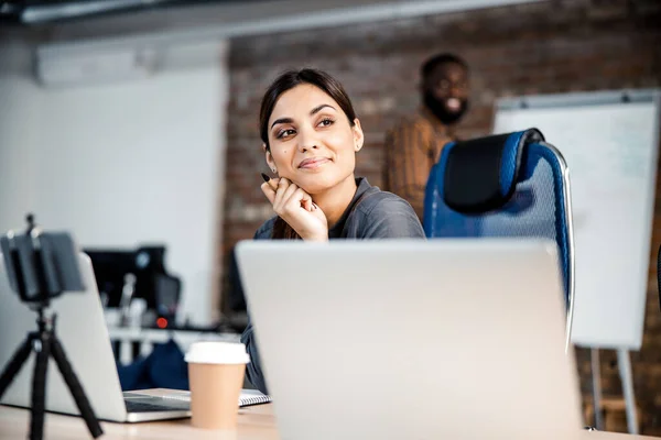 Positivo felice giovane lavoratore sognando data — Foto Stock