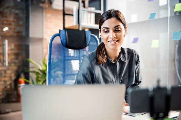 Positief verheugd manager werkt aan haar project — Stockfoto