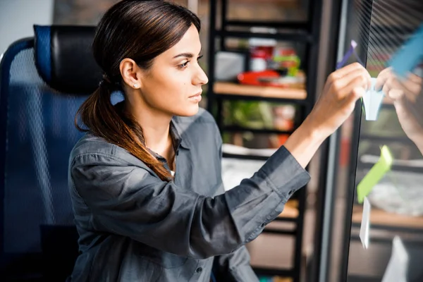 Grave impiegato a guardare da parte gli appunti — Foto Stock