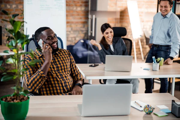 Positivo encantado gerente de piel oscura tener una conversación agradable — Foto de Stock