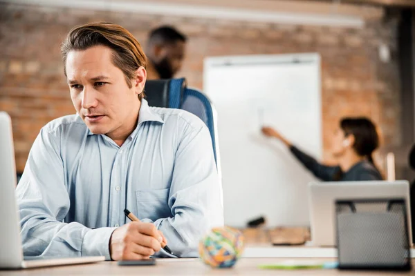 Primer plano del hombre serio que trabaja en la oficina — Foto de Stock