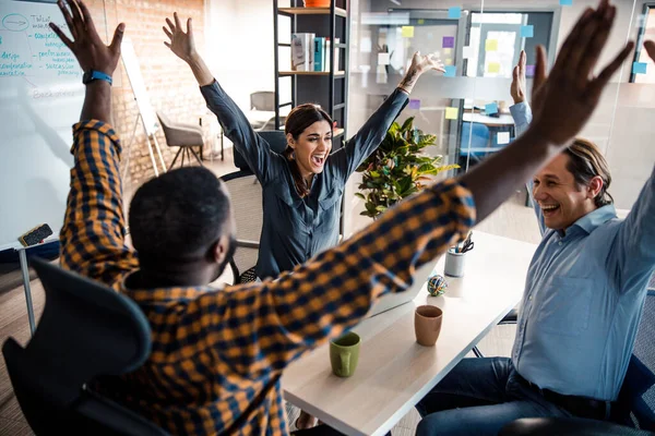 Positiva glada människor firar sin vinnande anbud — Stockfoto