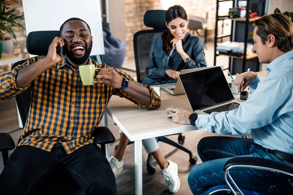 Feliz hombre barbudo internacional teniendo una conversación agradable — Foto de Stock