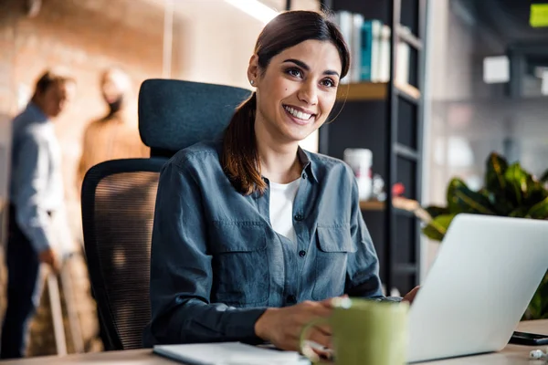 Delighted manager genieten van haar werk in het kantoor — Stockfoto