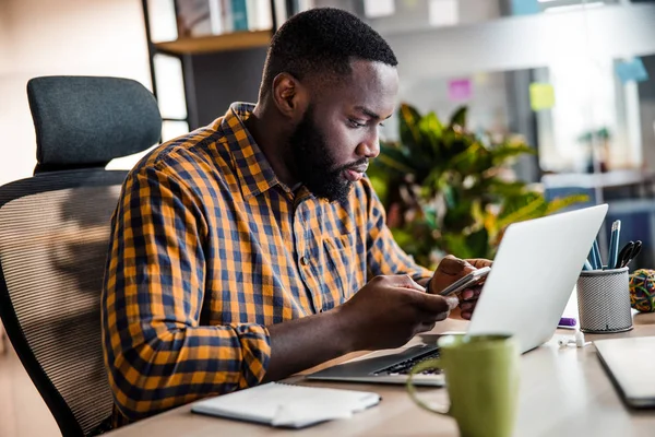 Geconcentreerde mannelijke persoon die telefonisch bericht leest — Stockfoto