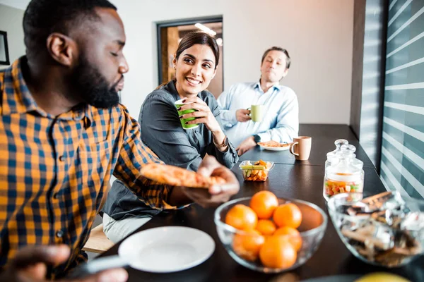 Close-up van de internationale man die luisteren naar zijn collega 's — Stockfoto