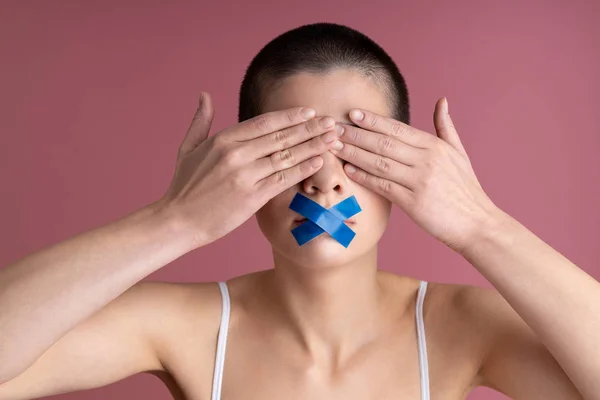 Giovane donna vedendo nulla e dicendo nulla stock foto — Foto Stock