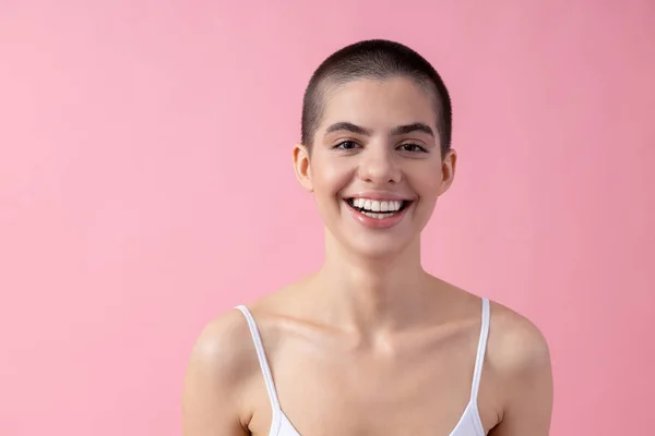 Portret van een vrolijke jonge dame glimlachend met mond open stock foto — Stockfoto