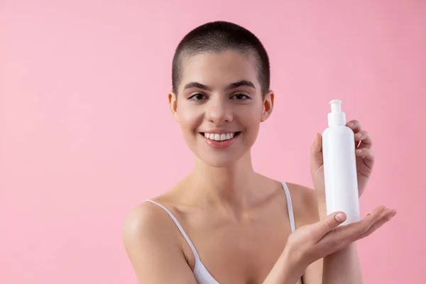 Toon verbazingwekkende body lotion en glimlachende stock foto — Stockfoto