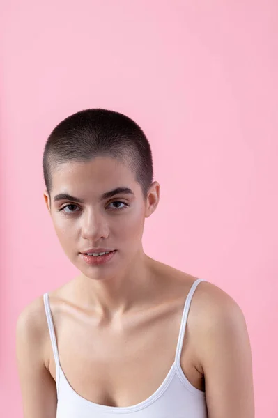 Señora joven calma en sujetador suave sobre fondo rosa foto de stock —  Fotos de Stock