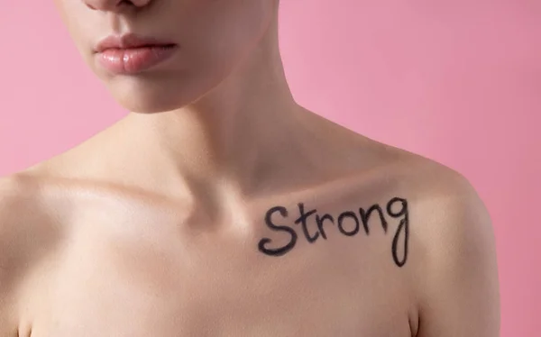 Femme démontrant sa force avec tatouage photo de stock — Photo